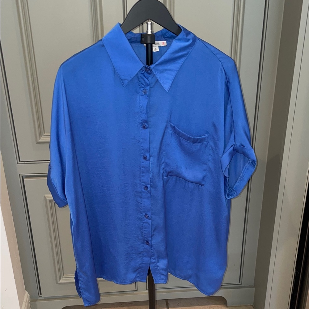 Ladies Blue Satin Short Sleeve Oversized Shirt EUC Large